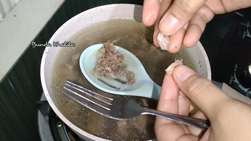 Tanpa presto, ini trik cepat merebus iga sapi agar empuk dan matang sempurna dalam 17 menit