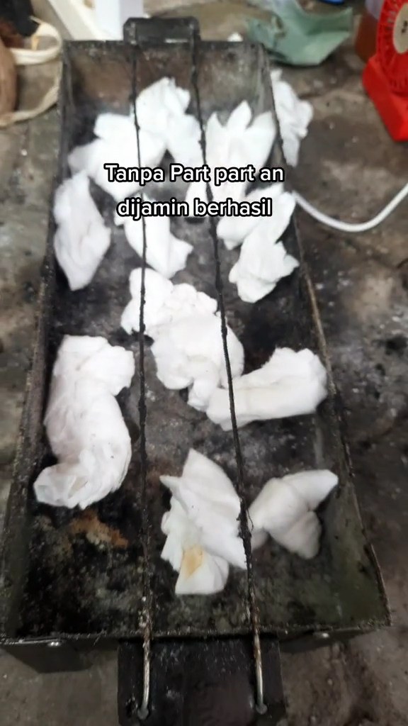 Bukan disiram minyak tanah, ini trik praktis menyalakan arang untuk membakar sate