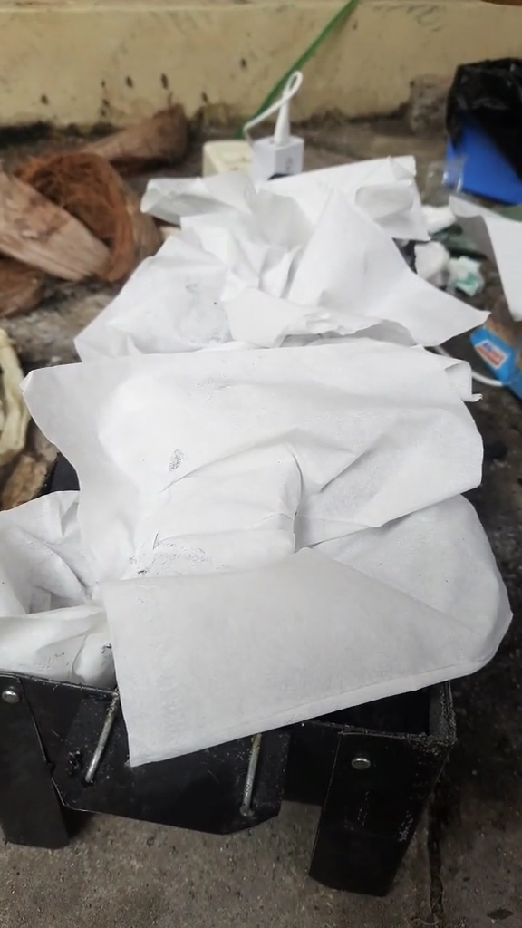 Bukan disiram minyak tanah, ini trik praktis menyalakan arang untuk membakar sate