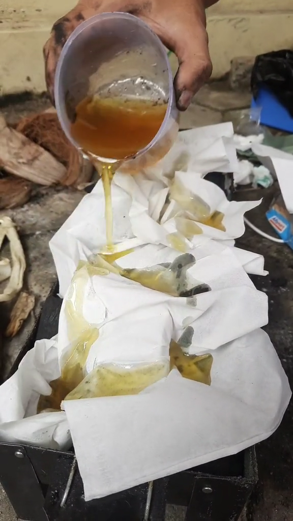 Bukan disiram minyak tanah, ini trik praktis menyalakan arang untuk membakar sate