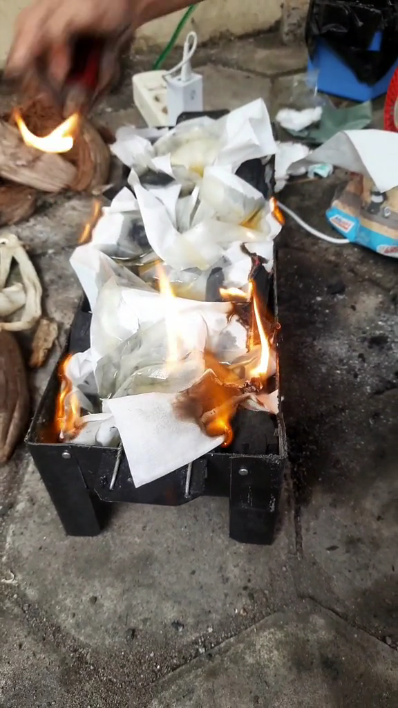 Bukan disiram minyak tanah, ini trik praktis menyalakan arang untuk membakar sate