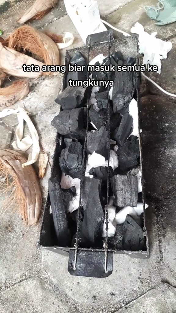 Bukan disiram minyak tanah, ini trik praktis menyalakan arang untuk membakar sate