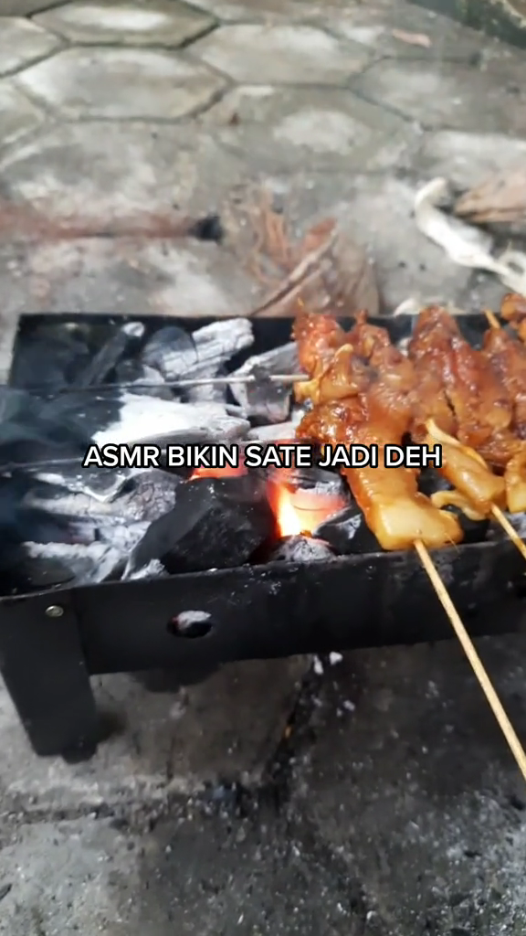 Bukan disiram minyak tanah, ini trik praktis menyalakan arang untuk membakar sate