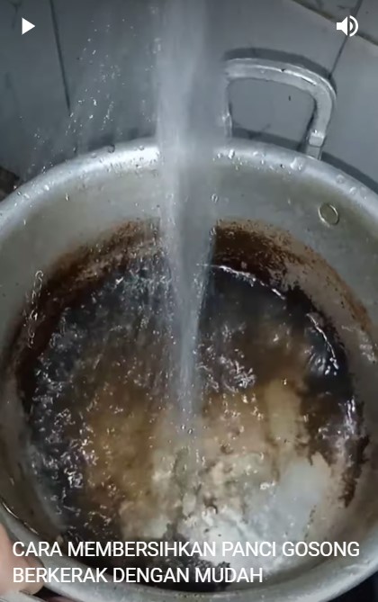 Tanpa bahan apa pun, begini cara mudah membersihkan bagian dalam panci yang gosong