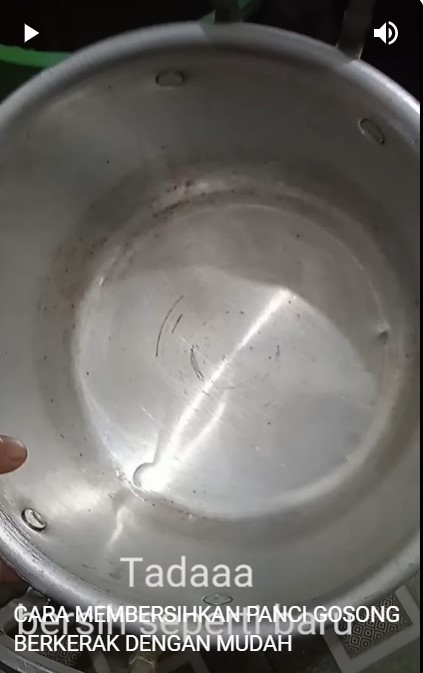 Tanpa bahan apa pun, begini cara mudah membersihkan bagian dalam panci yang gosong