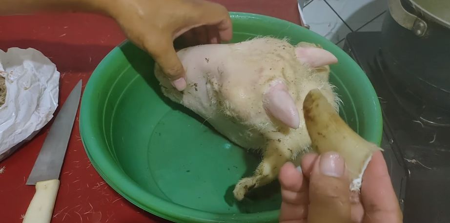 Tanpa perlu dibakar, ini cara praktis membersihkan kepala kambing sebelum diolah jadi masakan