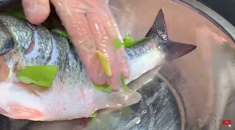 Lebih irit minyak, ini trik menggoreng ikan agar tidak hancur dan lengket pakai 3 bahan