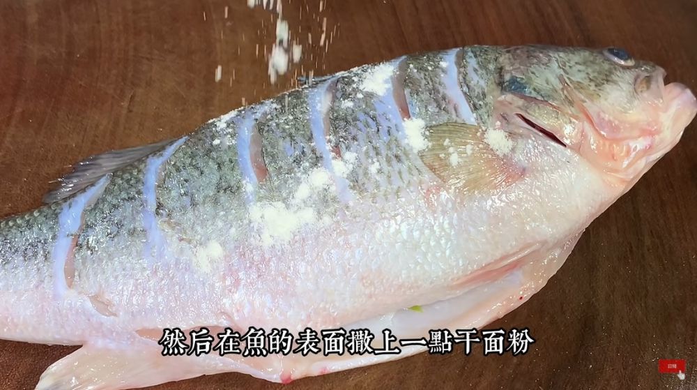 Lebih irit minyak, ini trik menggoreng ikan agar tidak hancur dan lengket pakai 3 bahan