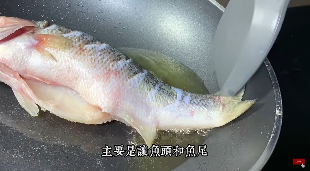 Lebih irit minyak, ini trik menggoreng ikan agar tidak hancur dan lengket pakai 3 bahan