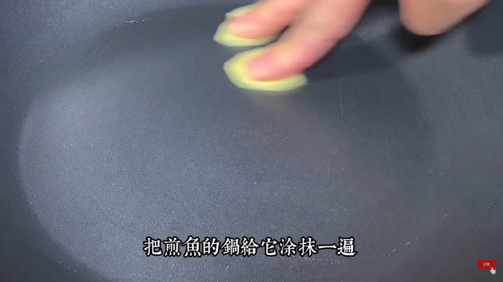 Lebih irit minyak, ini trik menggoreng ikan agar tidak hancur dan lengket pakai 3 bahan