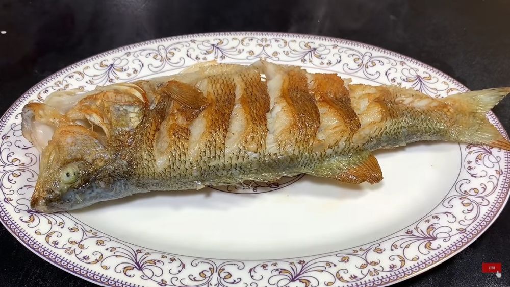 Lebih irit minyak, ini trik menggoreng ikan agar tidak hancur dan lengket pakai 3 bahan