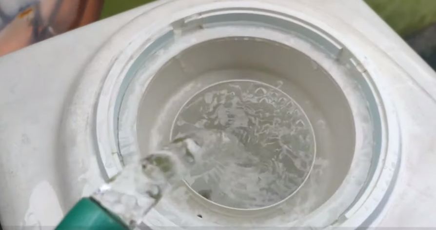 Tanpa perlu dibongkar, ini cara praktis bersihkan dispenser air cuma pakai 1 bahan