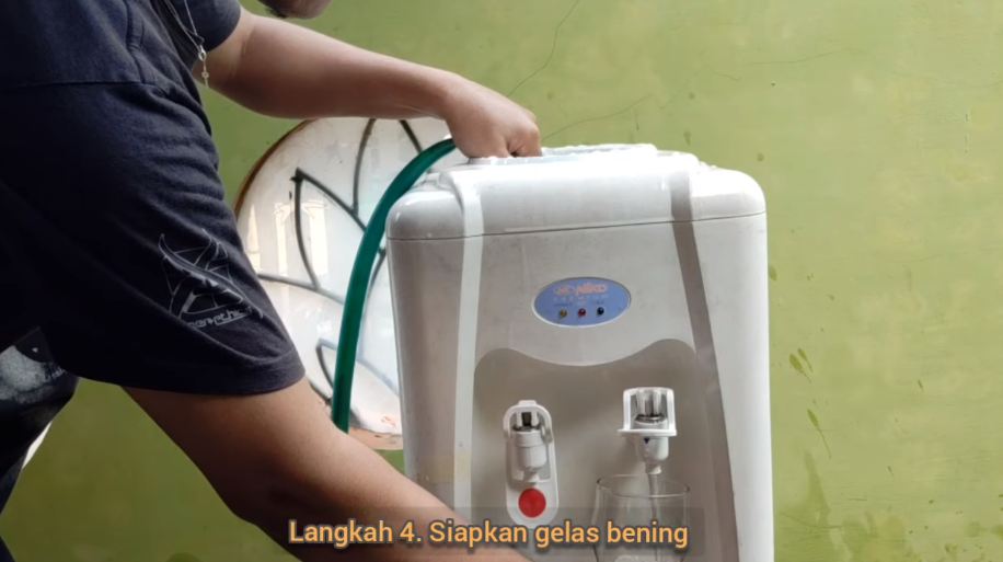 Tanpa perlu dibongkar, ini cara praktis bersihkan dispenser air cuma pakai 1 bahan