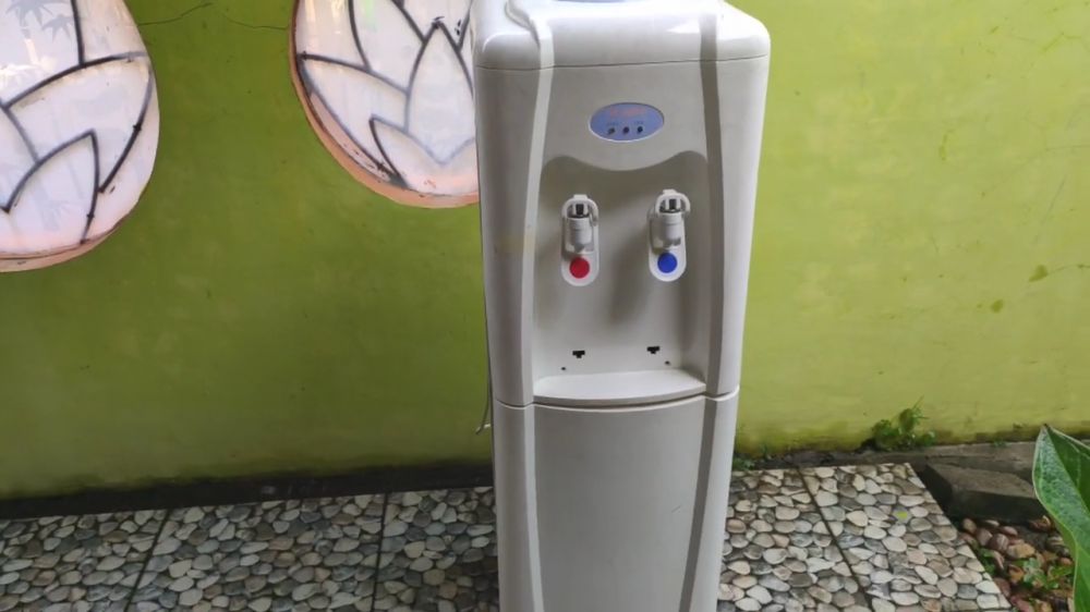 Tanpa perlu dibongkar, ini cara praktis bersihkan dispenser air cuma pakai 1 bahan