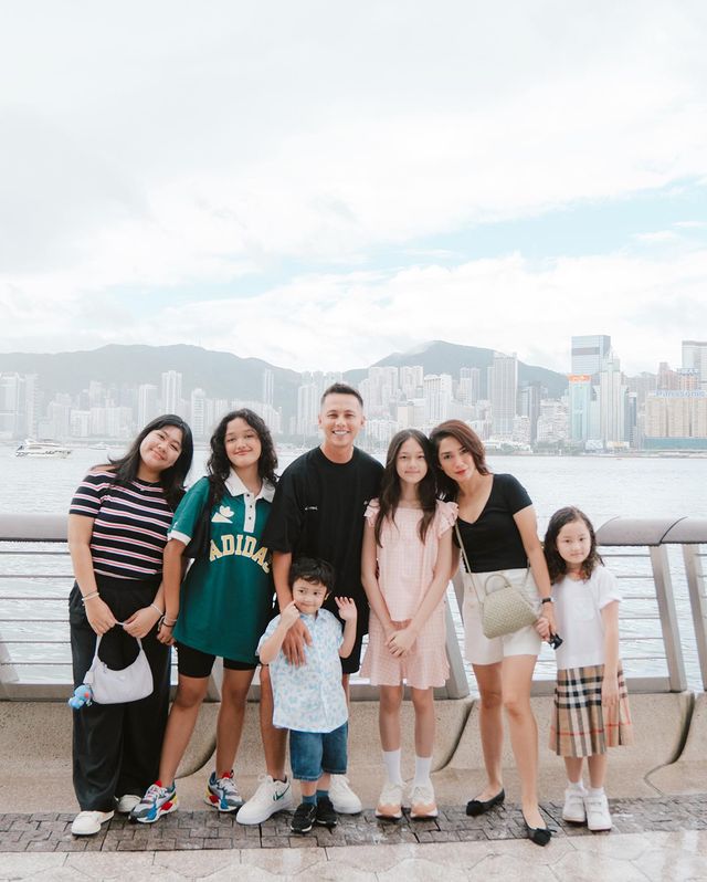 keluarga ussy ke hongkong © 2023 brilio.net