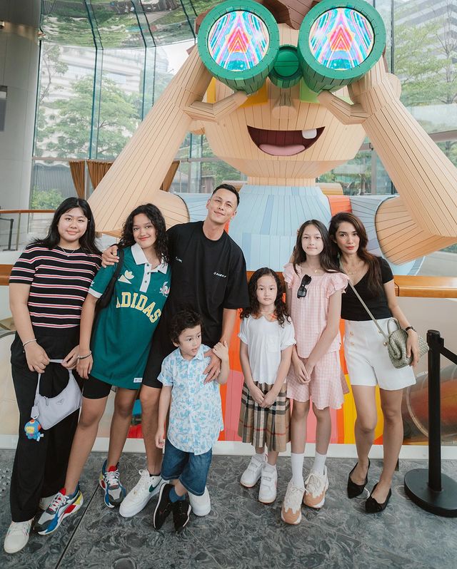 keluarga ussy ke hongkong © 2023 brilio.net