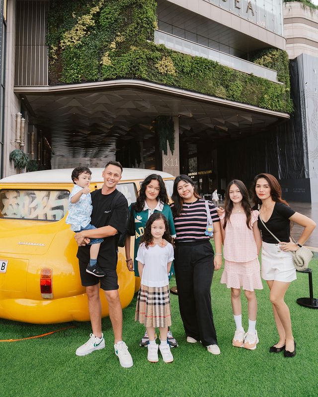 9 Potret Andhika Pratama liburan keluarga ke Hong Kong, gaya Ussy Sulistiawaty dipuji anak 5 body ABG