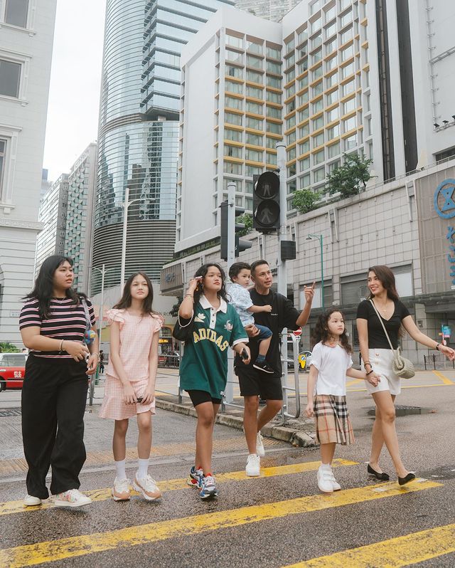 9 Potret Andhika Pratama liburan keluarga ke Hong Kong, gaya Ussy Sulistiawaty dipuji anak 5 body ABG