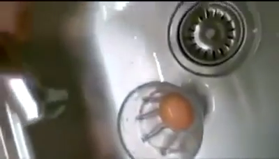 Trik mudah mengupas telur rebus agar hasilnya utuh dan mulus cuma pakai 1 bahan