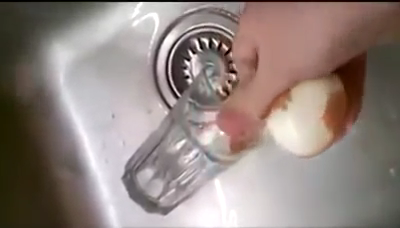 Trik mudah mengupas telur rebus agar hasilnya utuh dan mulus cuma pakai 1 bahan