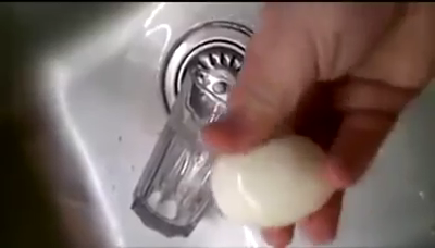 Trik mudah mengupas telur rebus agar hasilnya utuh dan mulus cuma pakai 1 bahan