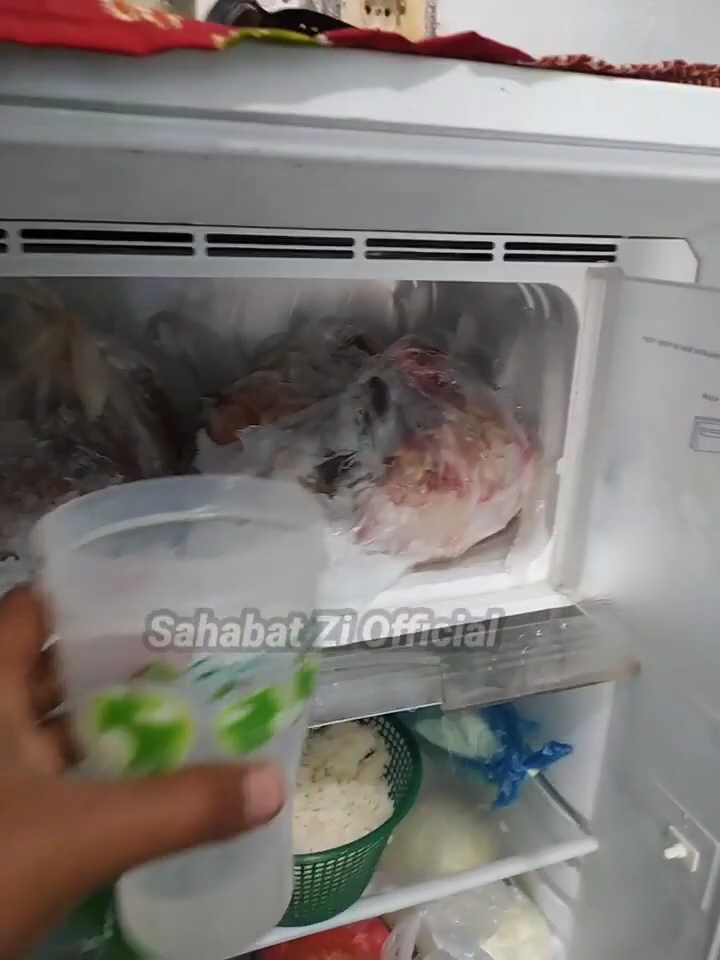 Bukan disiram air panas, begini trik praktis mengambil daging beku di dalam freezer
