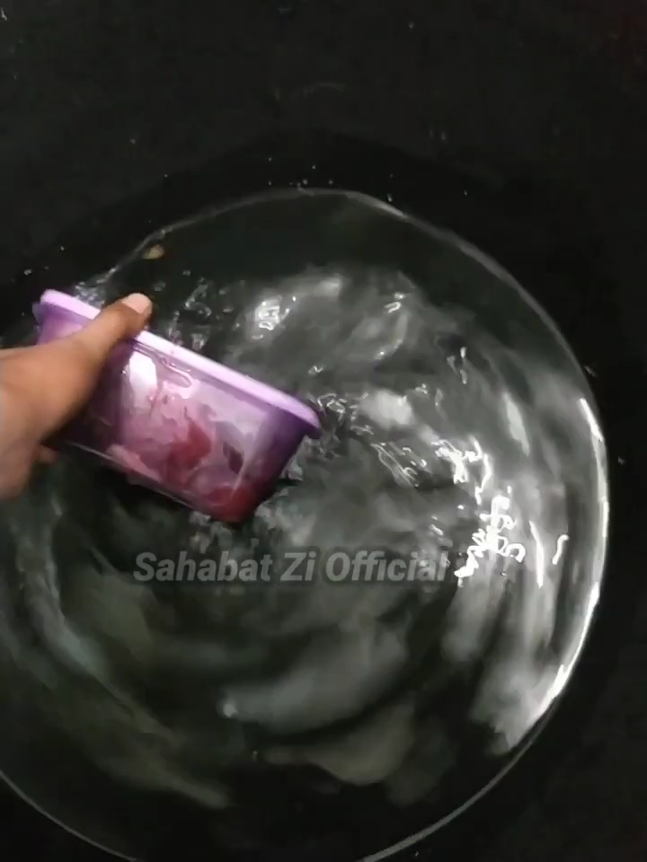 Bukan disiram air panas, begini trik praktis mengambil daging beku di dalam freezer