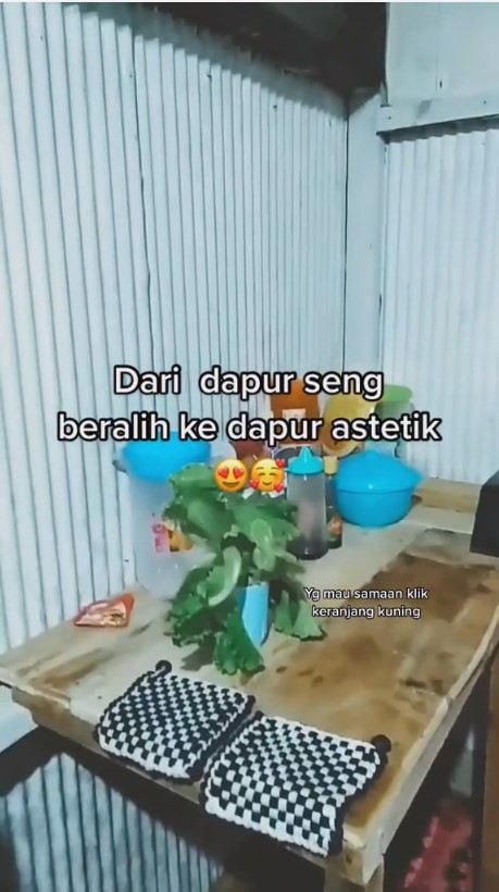 makeover dapur seng pakai wallpaper © TikTok/@askarahma08