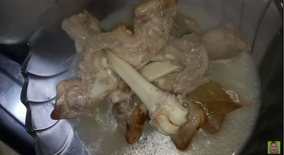 Tanpa presto, ini cara mudah merebus kaki kambing agar hasilnya empuk dan nggak bau prengus