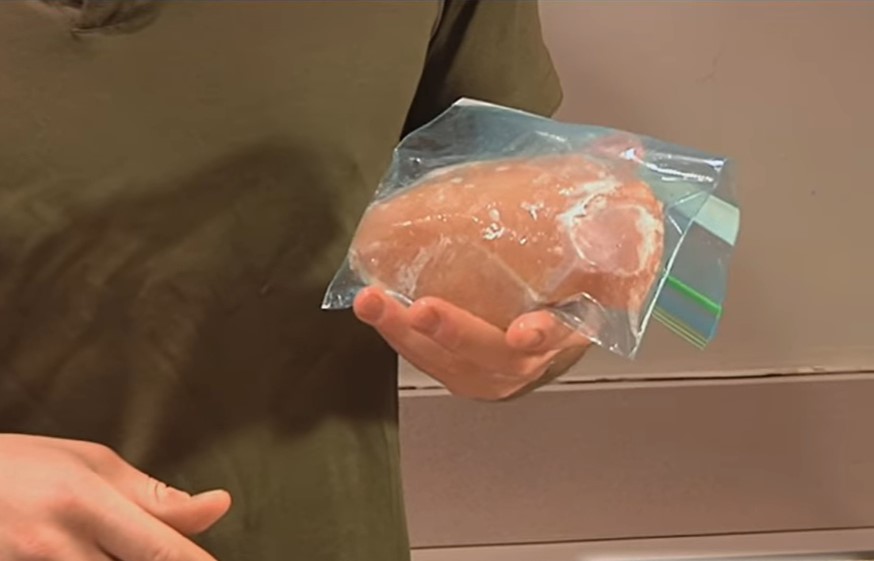 Bukan direndam air panas, ini cara cepat mencairkan daging beku dalam 15 menit