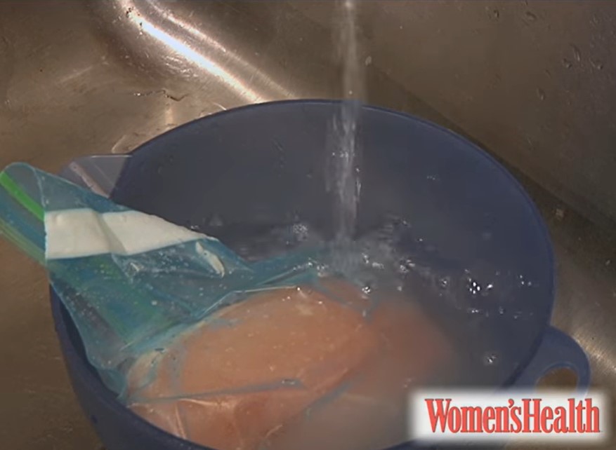 Bukan direndam air panas, ini cara cepat mencairkan daging beku dalam 15 menit