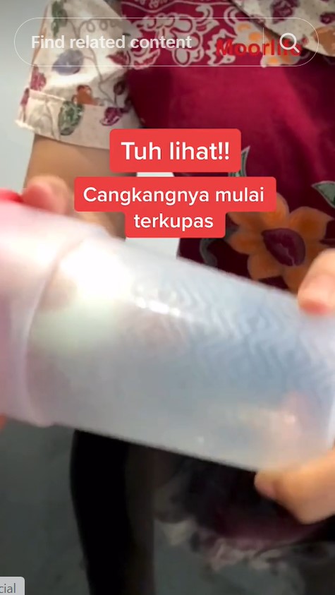 Tanpa direndam air dingin, ini trik mengupas telur rebus agar hasilnya lebih mulus pakai 1 alat