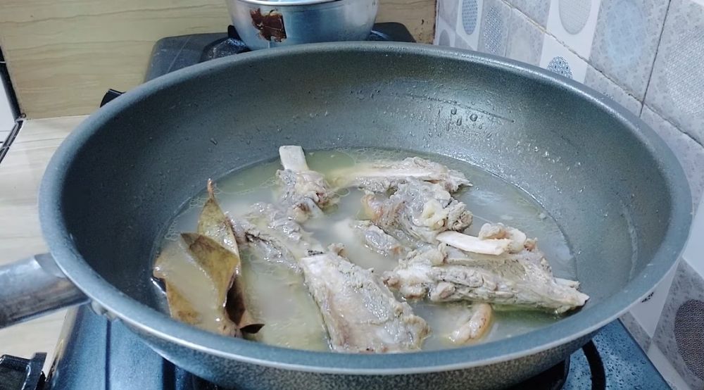 Hanya 15 menit, ini cara merebus iga sapi agar empuk dan hemat gas tanpa presto