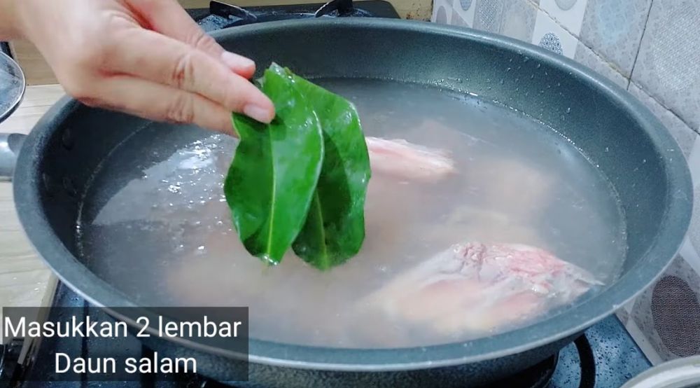 Hanya 15 menit, ini cara merebus iga sapi agar empuk dan hemat gas tanpa presto