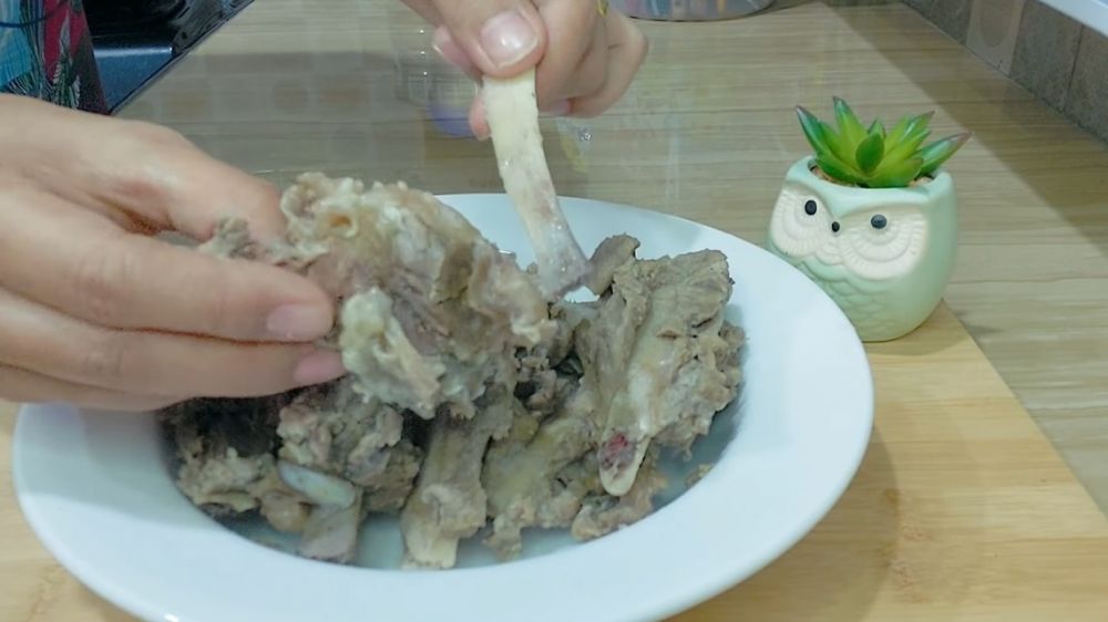 Hanya 15 menit, ini cara merebus iga sapi agar empuk dan hemat gas tanpa presto