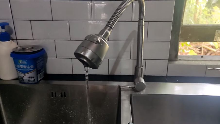 Nggak perlu panggil tukang servis, begini trik mudah mengatasi kran wastafel cuci piring yang mampet