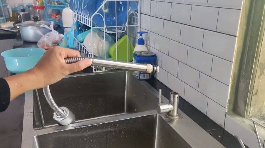 Nggak perlu panggil tukang servis, begini trik mudah mengatasi kran wastafel cuci piring yang mampet