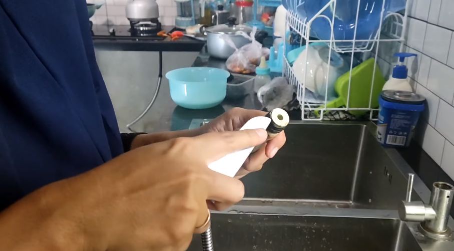 Nggak perlu panggil tukang servis, begini trik mudah mengatasi kran wastafel cuci piring yang mampet