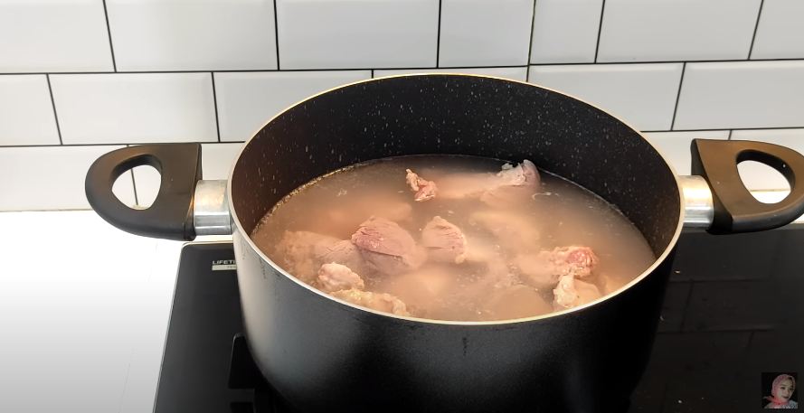 Hanya 20 menit, ini trik merebus daging kambing agar empuk, antiprengus, dan hemat gas tanpa presto