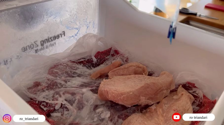 Mudah ditiru, ini trik menata daging di dalam freezer agar mudah diambil, antibau, dan muat banyak