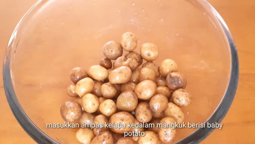 Pakai 1 bahan, ini cara cepat bersihkan kentang dalam jumlah banyak tanpa perlu dikupas kulitnya
