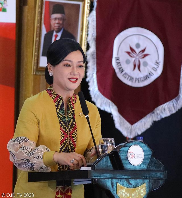 artis yang menempuh pendidikan S3 © 2023 brilio.net artis yang menempuh pendidikan S3 © 2023 brilio.net