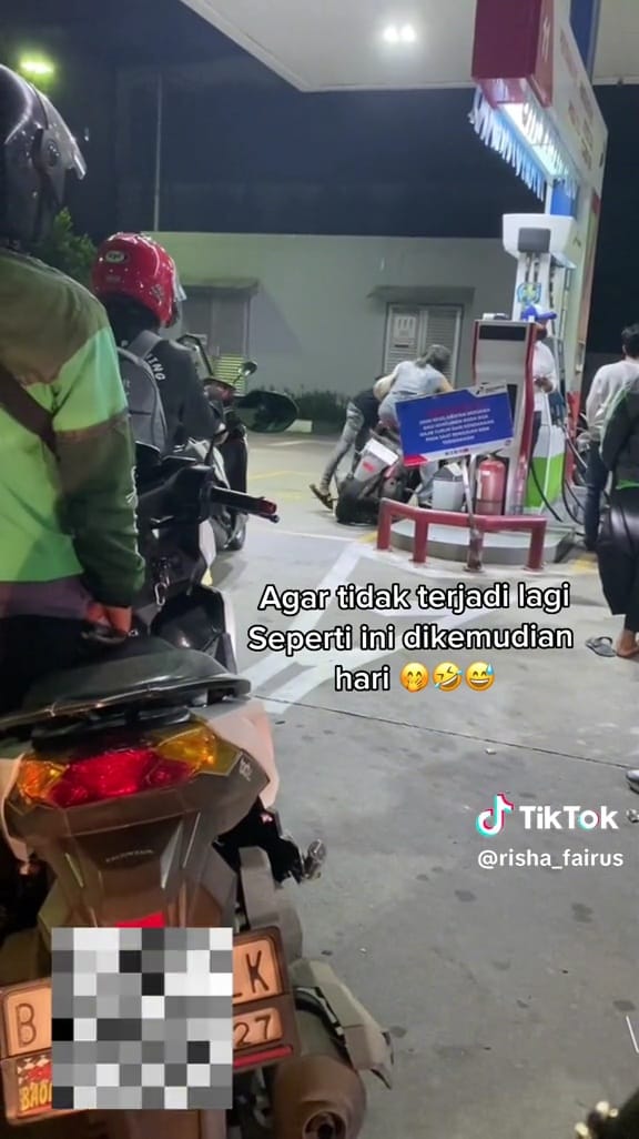 Pengendara nggak mau turun waktu isi bensin © TikTok