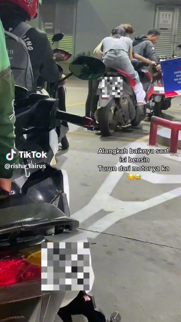 Pengendara nggak mau turun waktu isi bensin © TikTok