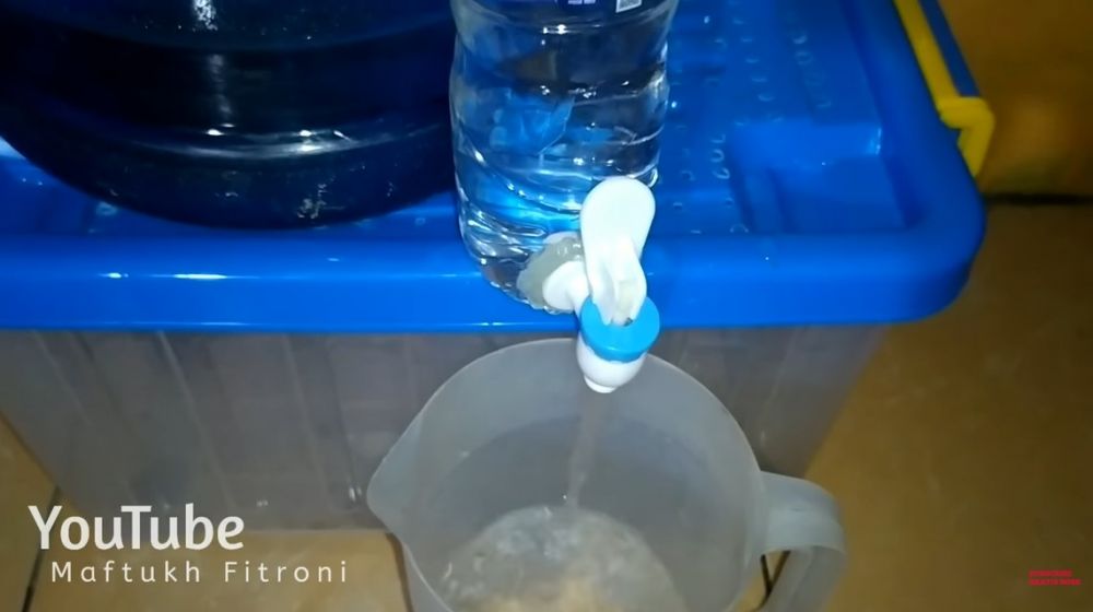 Bermodal botol bekas, begini cara kreatif membuat pompa air galon pakai 3 bahan sederhana