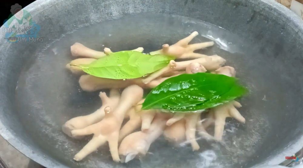 Cuma 10 menit, begini cara merebus ceker agar cepat empuk tanpa presto