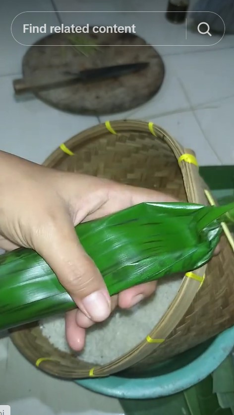 Tanpa dibakar atau dikukus, ini trik cepat melenturkan daun pisang agar tidak mudah sobek