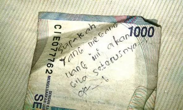 Potret kocak tulisan di uang Berbagai sumber