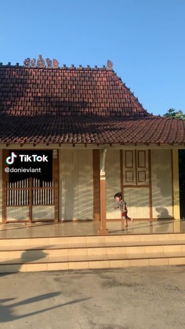 rumah limasan tengah desa © TikTok