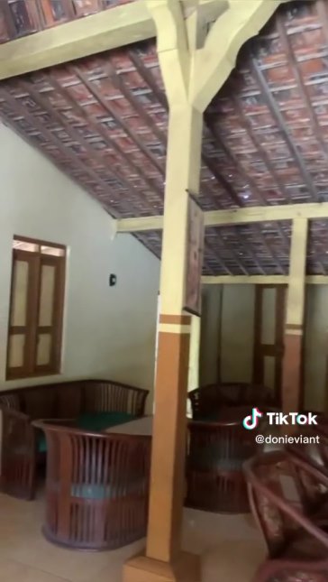 rumah limasan tengah desa © TikTok